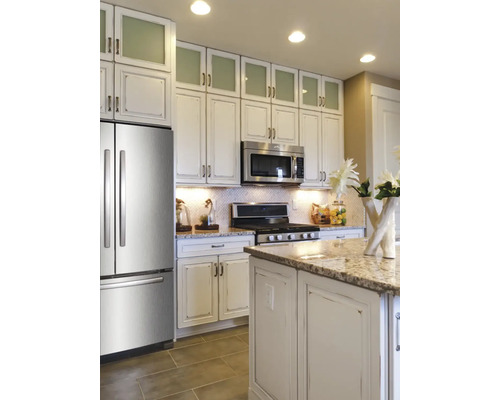 Pohľad na kuchyňu s kuchynskými skrinkami, mikrovlnnou rúrou, sporákom, chladničkou a kuchynským ostrovčekom