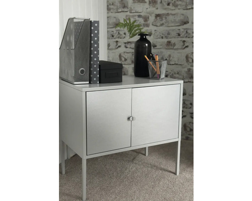 Skrinka s dvomi dvierkami, úložnými priehradkami a kancelárskymi potrebami navrchu