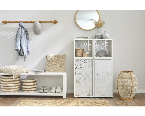 Predsieň s vešiakom, lavicou, skrinkou na topánky a dekoráciami vo svetlej, priateľskej atmosfére.