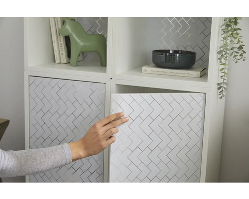 Dekoratívny úložný systém s geometrickým vzorom a úložným priestorom