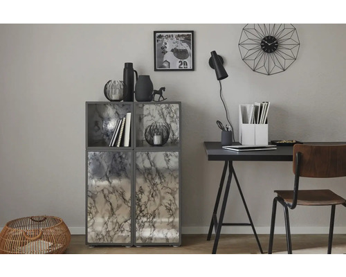 Návrh interiéru s policami vo vzhľade mramoru, písacím stolom a stoličkou vo svetlej miestnosti.