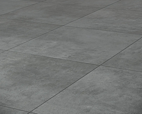 Detail šedých podlahových dlaždíc s matným povrchom a lineárnym vzorom škár