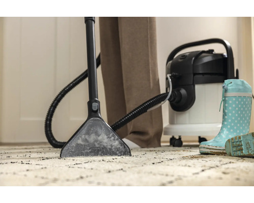 Čistič kobercov v prevádzke na koberci