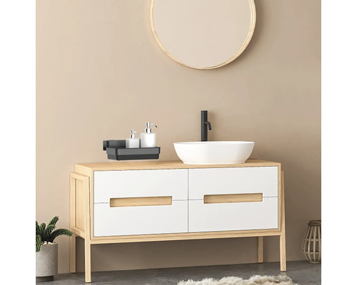 Kúpeľňa s umývadlom, zrkadlom a úložným priestorom na kúpeľňové doplnky