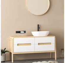 Kúpeľňa s umývadlovou skrinkou, umývadlom na dosku a okrúhlym zrkadlom