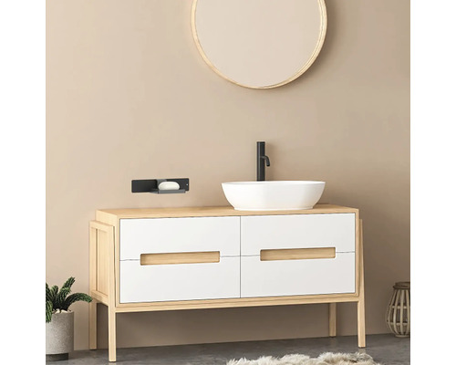 Kúpeľňa s umývadlovou skrinkou, umývadlom na dosku a okrúhlym zrkadlom