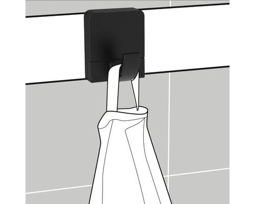 Držiak na uteráky s uterákom na obloženej stene