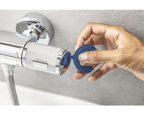 Osoba nasadzuje nástroj na armatúru