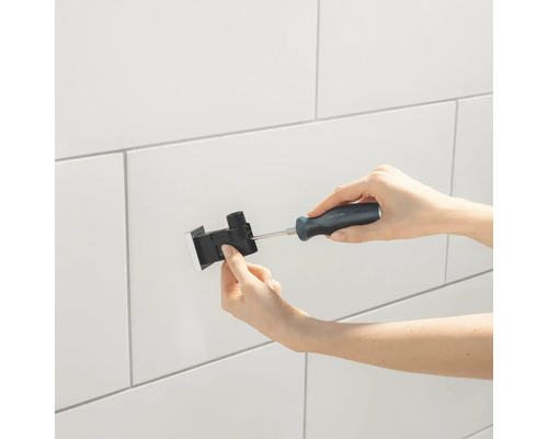 Montáž sprchovej tyče na obloženú stenu pomocou skrutkovača