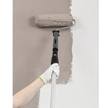 Maľovanie steny valčekom a teleskopickou tyčou