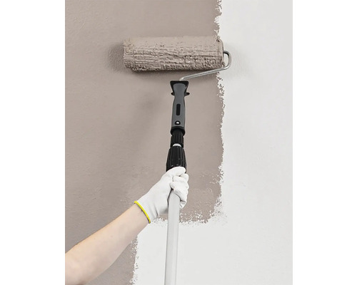 Maľovanie steny valčekom a teleskopickou tyčou