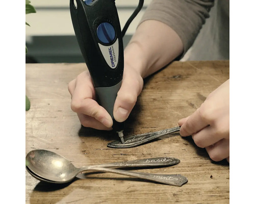 Gravírovací nástroj pri gravírovaní lyžíc s názvami bylín