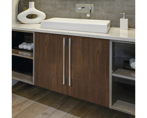 Kúpeľňa s umývadlom, skrinkou a úložnými policami.