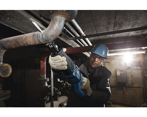 Remeselník pílkou pília rúru