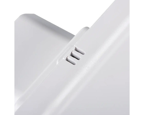 Detail bieleho radiátora s vetracími otvormi