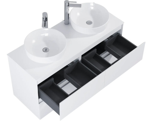 Umývadlová skrinka s dvoma umývadlami a otvorenými zásuvkami do kúpeľne