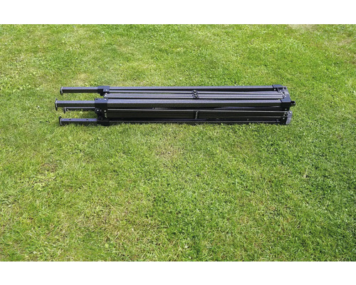 Zložený skladací stan na trávniku