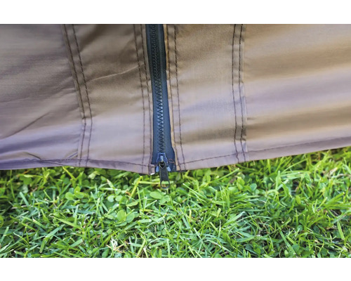 Detailný pohľad na zips stanu s trávou v popredí.