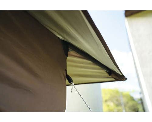 Detailný pohľad na textilnú slnečnú clonu pre vonkajšie použitie