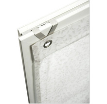 Detail okna proti hmyzu s rámom a upevňovacou sponou.