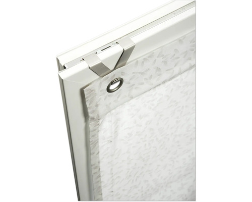 Detail okna proti hmyzu s rámom a upevňovacou sponou.