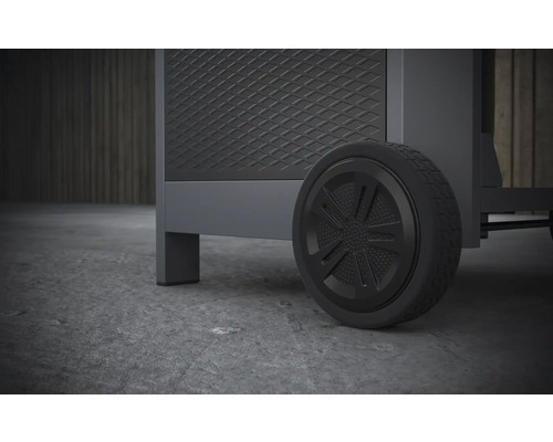 Detailný záber transportného vozíka s kolieskom