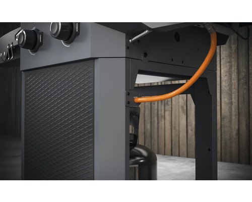 Detail plynového grilu s plynovou fľašou a hadicou