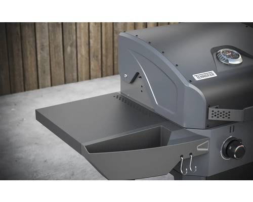 Detail plynového grilu Tenneker s odkladacou plochou a háčikmi