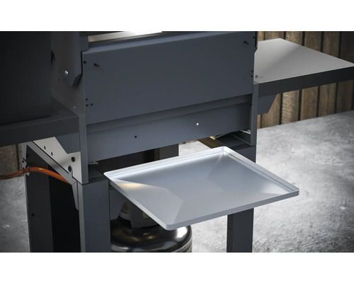 Detail plynového grilu s bočnou policou