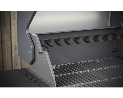 Vnútorný pohľad na plynový gril s grilovacím roštom a ohrievacím roštom.