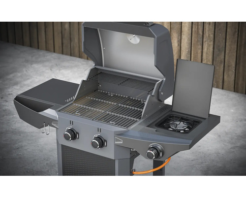 Plynový gril s tromi horákmi, bočným horákom, grilovacími roštami a odkladacou plochou.