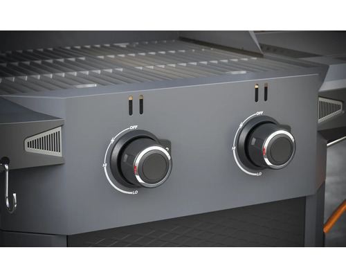 Detail plynového grilu s dvomi otočnými gombíkmi na nastavenie teploty