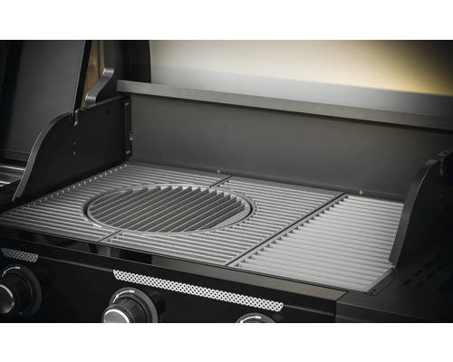 Detailný pohľad na gril s grilovacím roštom