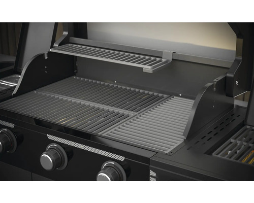 Plynový gril s grilovacím roštom a ohrievacím roštom.