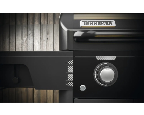 Detail plynového grilu Tenneker s bočným stolom a otočným gombíkom na reguláciu teploty.