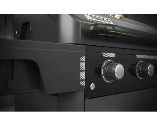 Detailný pohľad na čierny plynový gril s ovládacími gombíkmi a logom Tenneker