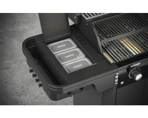 Detailný pohľad na plynový gril s tromi nerezovými miskami