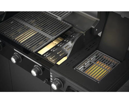 Detailný pohľad na plynový gril s grilovacím roštom a ovládacími prvkami