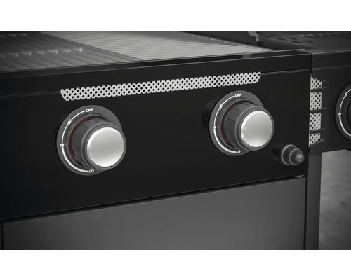 Detailný záber čierneho plynového grilu s otočnými gombíkmi na reguláciu tepla.