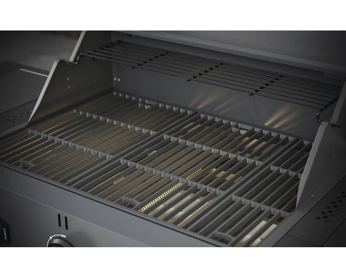 Vnútorný pohľad na plynový gril s grilovacím roštom a ohrievacím roštom.