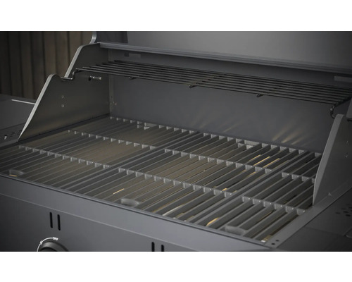 Otvorený plynový gril s grilovacím roštom a ohrievacím roštom.