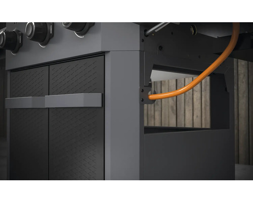 Detail plynového grilu so skrinkami a plynovým potrubím.