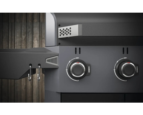 Detailný záber grilu na drevené uhlie s otočnými gombíkmi na reguláciu teploty