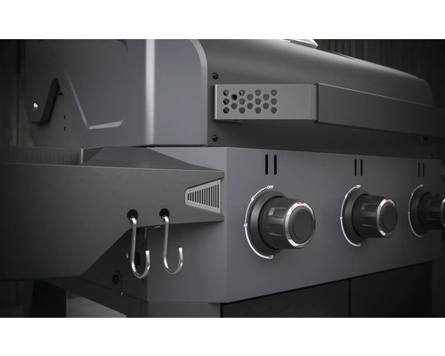 Detailný pohľad na plynový gril s ovládacími gombíkmi a háčikmi