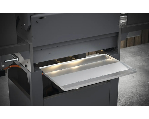 Detailný pohľad na gril s vysunutou nádobou na odkvapkávajúci tuk.