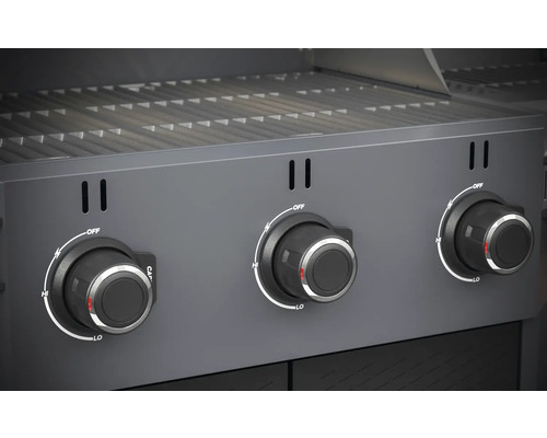 Detail plynového grilu s tromi otočnými gombíkmi na reguláciu teploty