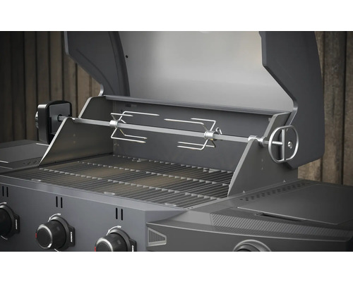 Detail grilu s otočným ražňom