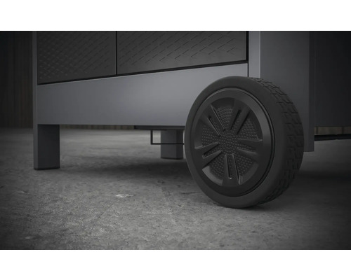 Detailný záber spodnej skrinky s kolieskami