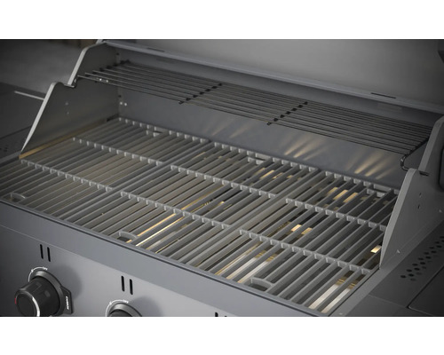 Vnútorný pohľad na gril s grilovacím roštom a ohrievacím roštom