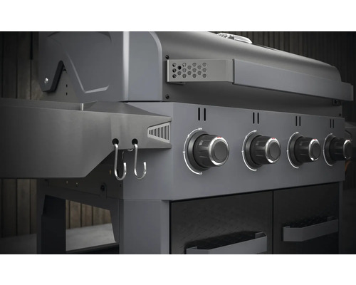 Plynový gril so štyrmi horákmi a bočnými háčikmi.